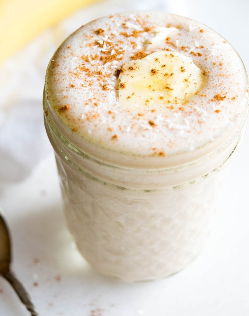 Smoothie di banana, carruba e latte di riso